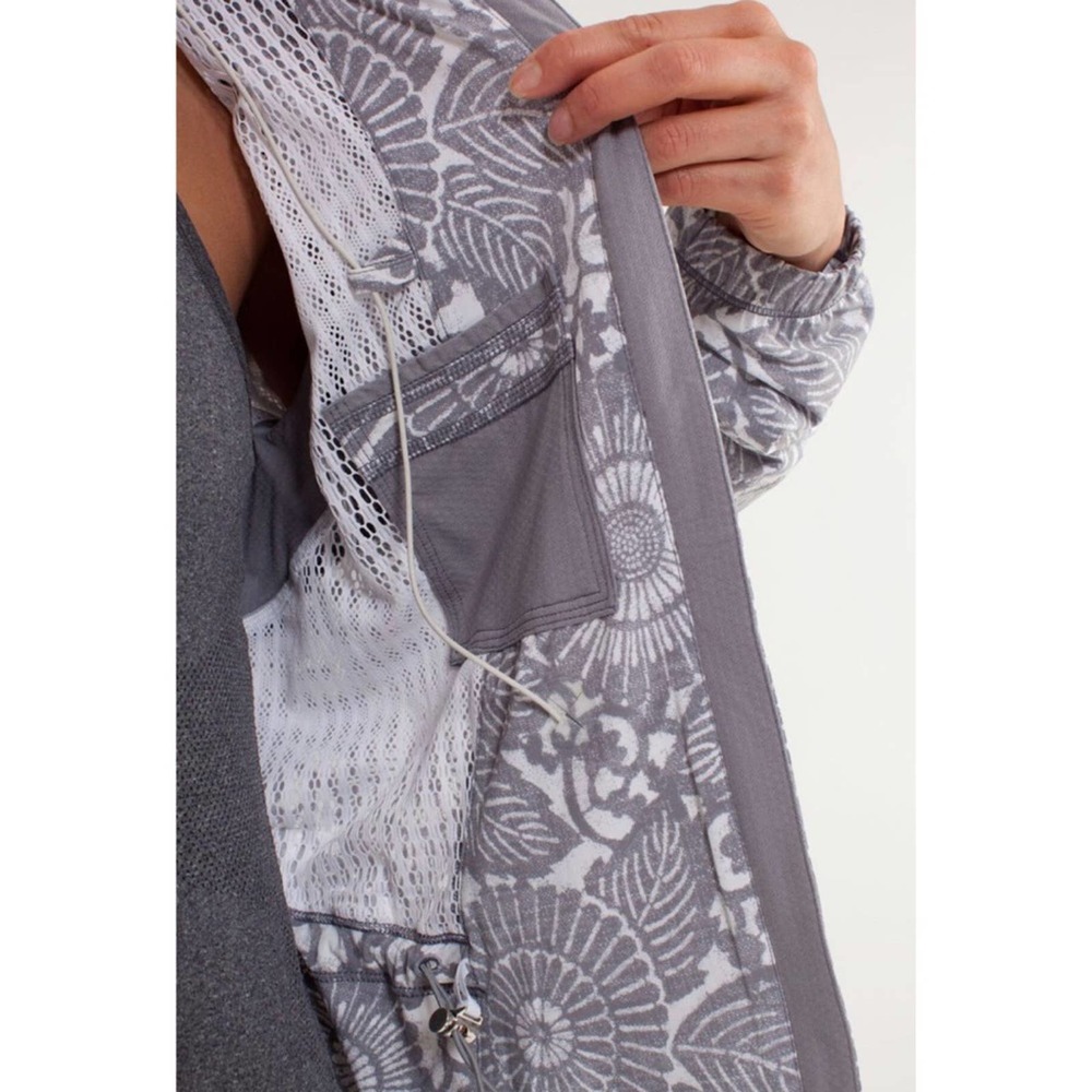 Lululemon Run: Travel To Track Jacket Beachy Floral White Fossil Size 6 View 6